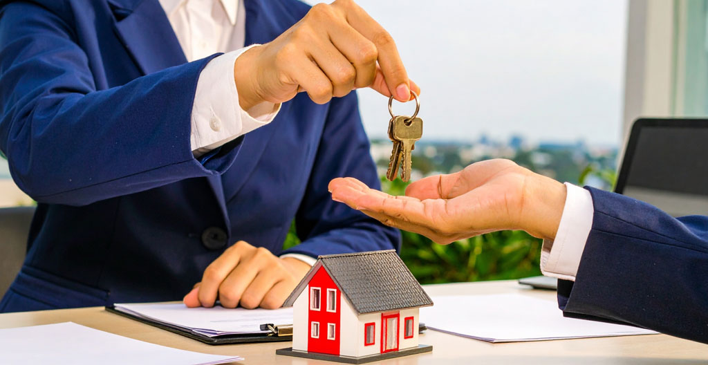 Propriétaire triant des dossiers de candidatures pour un kot à Bruxelles