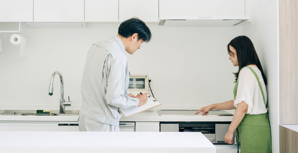 Vérification des équipements lors d'une visite de kot à Bruxelles