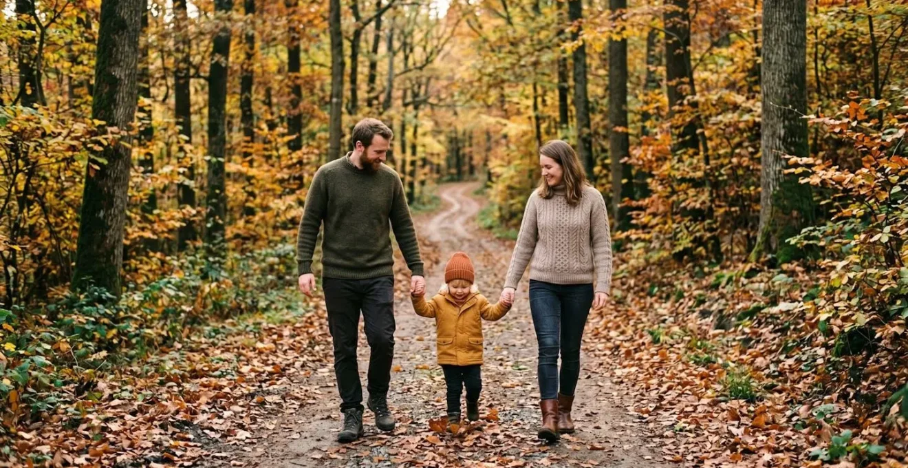 Famille en randonnée dans une forêt ardennaise belge lors d'un week-end de détente en résidence secondaire